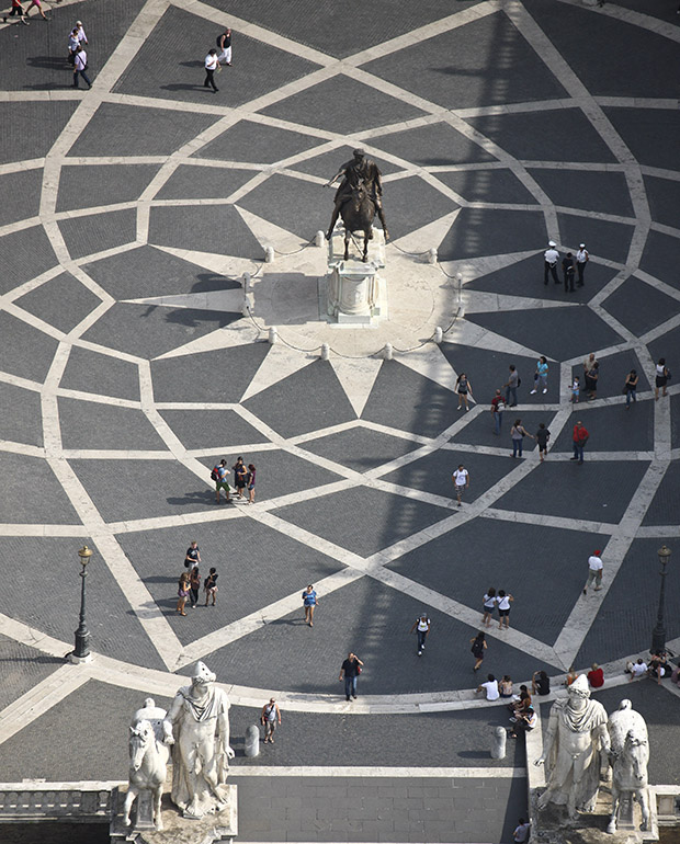 La piazza del Campidoglio con la struttura stellare disegnata da Michelangelo ma realizzata solo nel 1940: al centro, la copia del Marco Aurelio